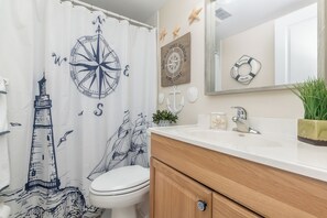 Douche, sèche-cheveux, serviettes fournies