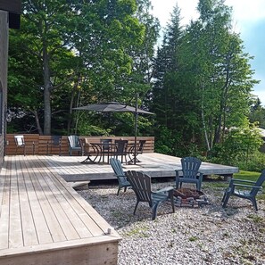 Outdoor dining - House in Sauble Beach hosted by Maleeha and Raza. (Sauble Beach)