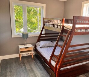 3 bedrooms, free WiFi, bed sheets - House in Sauble Beach hosted by Maleeha and Raza. (Sauble Beach)