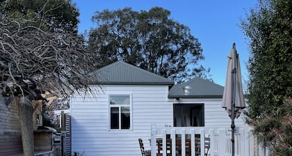 Old Maffra Cottage - 100yr old Cottage With Loads of Characture and Charm!