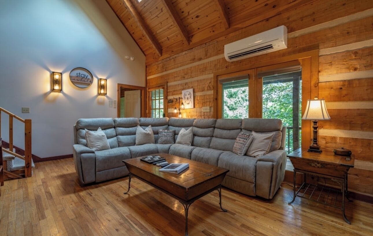 Perfect location, Pet-Friendly, Hot Tub, Fire Pit, Pool Table, WIFI, 2 King Beds