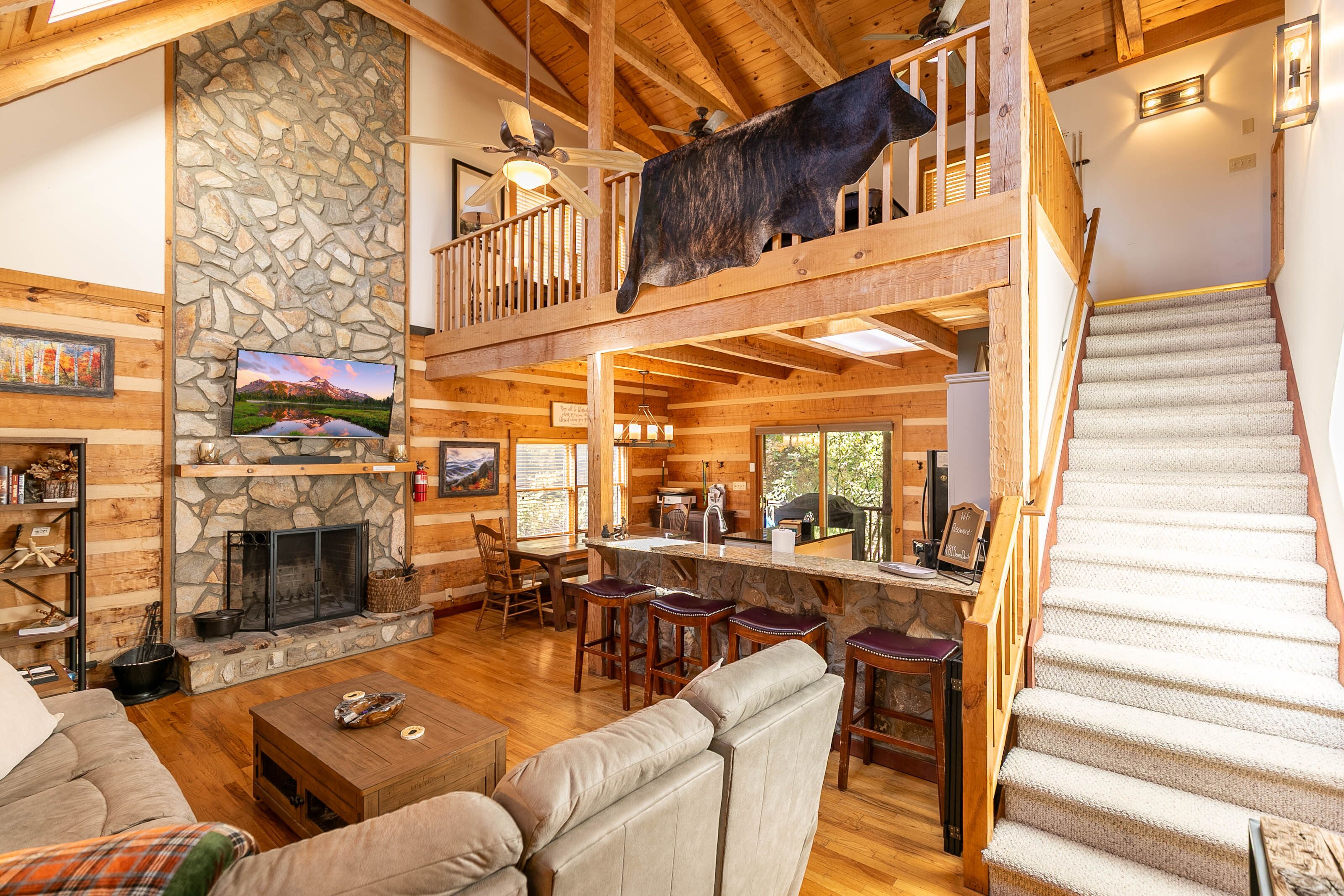 Una Smart TV, una chimenea, videojuegos, un reproductor de DVD