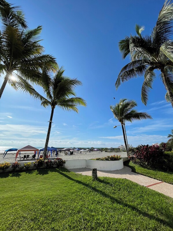 On the beach - Apartamento Arenas del Edén, Same Club Casablanca (Tonchigüe)