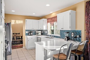 Microwave, oven, stovetop, dishwasher - Sycamore Canyon Retreat- Pet Friendly, Hot Tub, 30+ day only (Paso Robles)