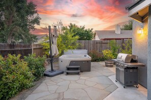 Terrace/patio - Sycamore Canyon Retreat- Pet Friendly, Hot Tub, 30+ day only (Paso Robles)