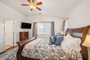 3 bedrooms, desk, iron/ironing board, free WiFi - Sycamore Canyon Retreat- Pet Friendly, Hot Tub, 30+ day only (Paso Robles)