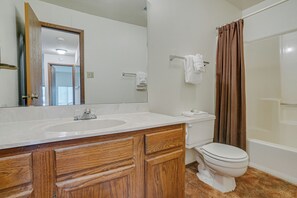 Combined shower/bathtub, hair dryer, towels