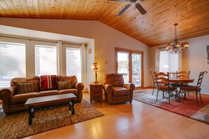 TV, fireplace - Townhome with 1st Hole Golf Course Views (Angel Fire)