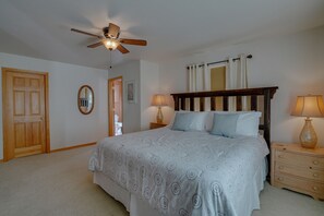 3 habitaciones, tabla de planchar con plancha, wifi y ropa de cama 