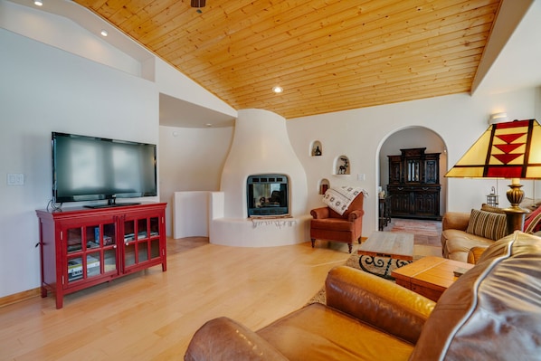 TV, fireplace - Townhome with 1st Hole Golf Course Views (Angel Fire)