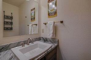 Duschwanne, Haartrockner, Handtücher