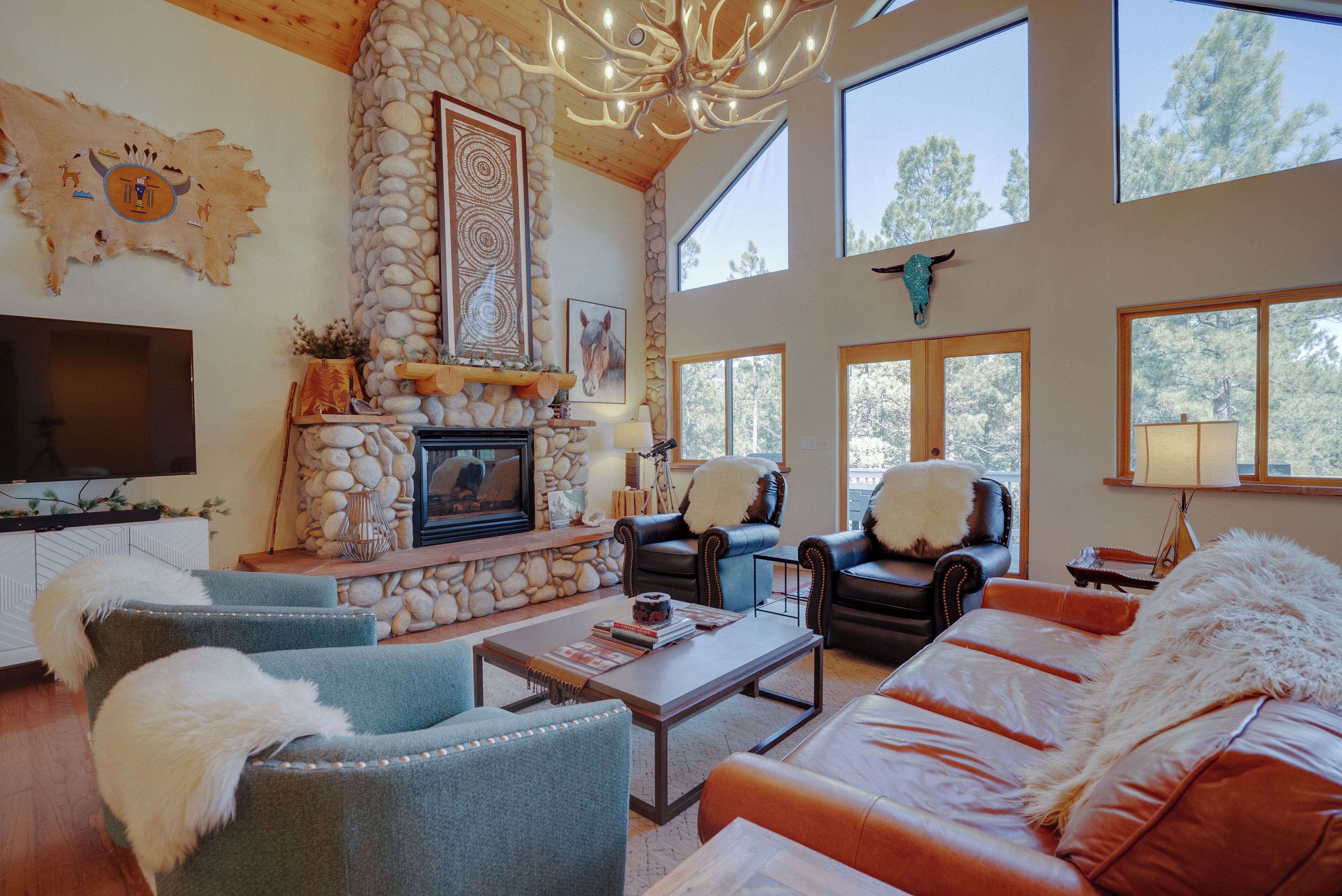 Enjoy the mountain forest in this 4BR/4.5BA home, sleeping up to 14