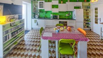 Réfrigérateur, four, plaque de cuisson, cafetiÚre/bouilloire