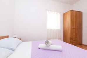 4 bedrooms - Holiday Houses, Villas Villa Vinko - With Four Rooms (Marina)