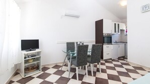 House, Smoking | 4 bedrooms - Holiday Houses, Villas Villa Vinko - With Four Rooms (Marina)