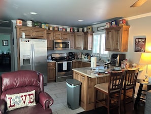 Fridge, microwave, oven, stovetop - Country setting guesthouse. (Gallatin)