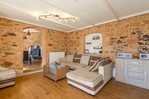 Villa | 4 bedrooms, iron/ironing board, free WiFi, bed sheets