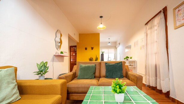 A living room with a sofa, a coffee table, and a plant. - Loft in Roma Sur: King Size Bed (Cuauhtémoc)