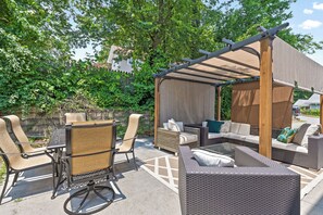 Outdoor dining - Location! Hot Tub, Pet Friendly, Downtown Living (Chattanooga)