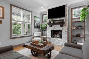 Smart TV, fireplace - Location! Hot Tub, Pet Friendly, Downtown Living (Chattanooga)