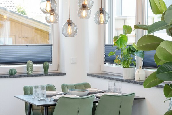 Dining - FENJOY vacation apartment No°1 with balcony | central | BBQ (Bernau am Chiemsee)