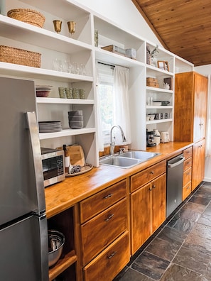 Private kitchen - Cozy Costal Home just 5 minutes from the ocean & down town! (Fort Bragg)