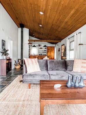 Living area - Cozy Costal Home just 5 minutes from the ocean & down town! (Fort Bragg)