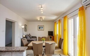 House | 4 bedrooms - Mirka - With Heated Pool - H 8 2 (Rogoznica)