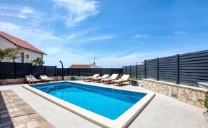 House | 4 bedrooms - Mirka - With Heated Pool - H 8 2 (Rogoznica)