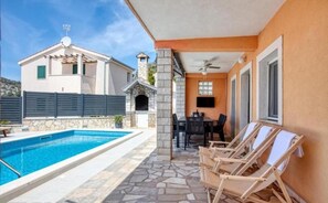 House | 4 bedrooms - Mirka - With Heated Pool - H 8 2 (Rogoznica)
