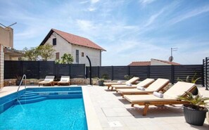 House | 4 bedrooms - Mirka - With Heated Pool - H 8 2 (Rogoznica)