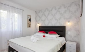 House | 4 bedrooms - Mirka - With Heated Pool - H 8 2 (Rogoznica)