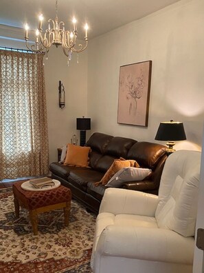 TV connectée, cheminée, livres