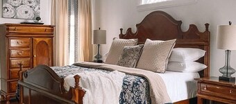 Entire Two story 4 bed/2 full bath. Historical home only steps to Centre college