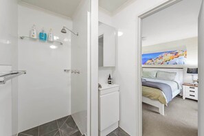 1 bedroom, iron/ironing board, travel cot, free WiFi - Hidden away in New Farm ~ 1 Bed/1 Bath/1 Car (New Farm)