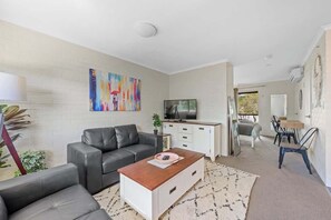 Smart TV, offices - Hidden away in New Farm ~ 1 Bed/1 Bath/1 Car (New Farm)