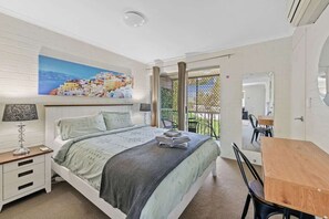 1 chambre, bureau, fer et planche Ă repasser, lit parapluie