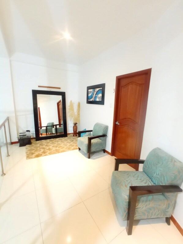 Flatskjerm-TV, oppvarmet gulv og printere