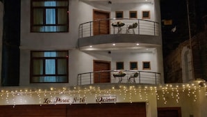 Un edificio de varios pisos con un cartel que indica 