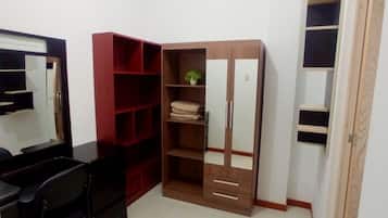 غرفة ثلاثية مريحة | أغطية فراش متميزة وبديكورات فريدة لكل غرفة وطراز فريد لكل وحدة ومكتب