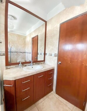 Toallas, jabón, papel higiénico