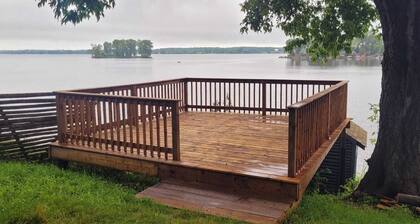 Lake Front Sandbanks Family Camp -10mins to Outlet Beach & Provincial Park