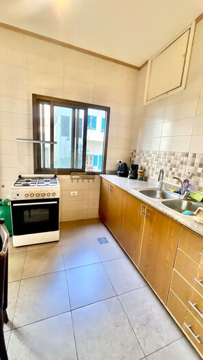 Kjøleskap, mikrobølgeovn, ovn og kokeplater