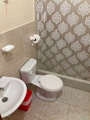 Basic Cabin | Bathroom | Towels - Cabaña San Andrés  (Playas)