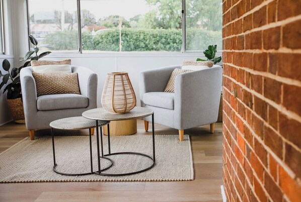 Televisión y chimenea 