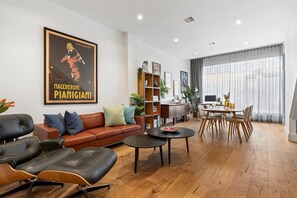 Interior - Collingwood Haven - 4 guests, FOXTEL, WIFI & parking for 3 cars - Long stay DISC (Collingwood)