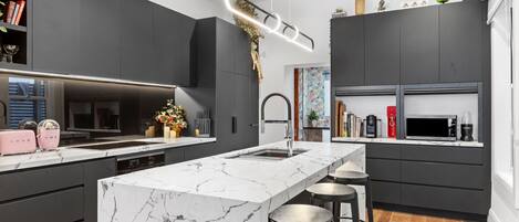 Réfrigérateur, micro-ondes, four, plaque de cuisson