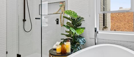 Dusche, Haartrockner, Handtücher, Seife