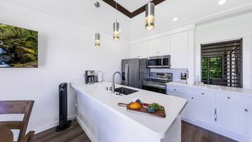 KĂŒhlschrank, Mikrowelle, Ofen, Herdplatte