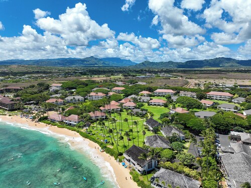 Newly remodeled with AC, gorgeous ground floor condo 87, 3 min walk to beach